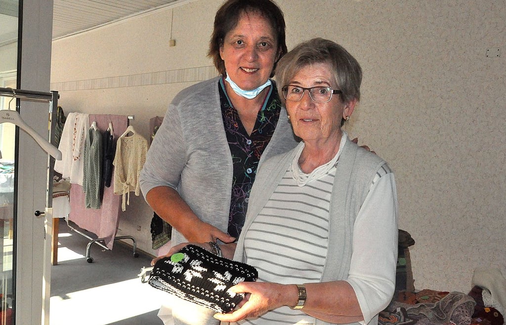 Nach langer Pause fand wieder eine Ausstellung des Miester Handarbeitszirkels statt, hier Besucherin Dorita König (links) und Eva Mertens vom Handarbeitszirkel mit einem Stirnband in Double-Technik.