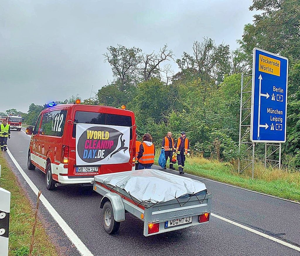 Während der Cleanup-Aktion in Oranienbaum-Wörlitz: Von der Feuerwehr abgesichert wurde Müll gesammelt.