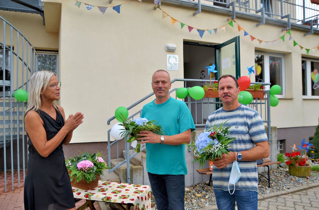 Schulleiterin Karina Müller ehrt Andreas Busse und Thomas Stadler. Sie und ihre beiden Kollegen arbeiten bereits seit 30 Jahren an der ?Schule am Mühlenberg?.