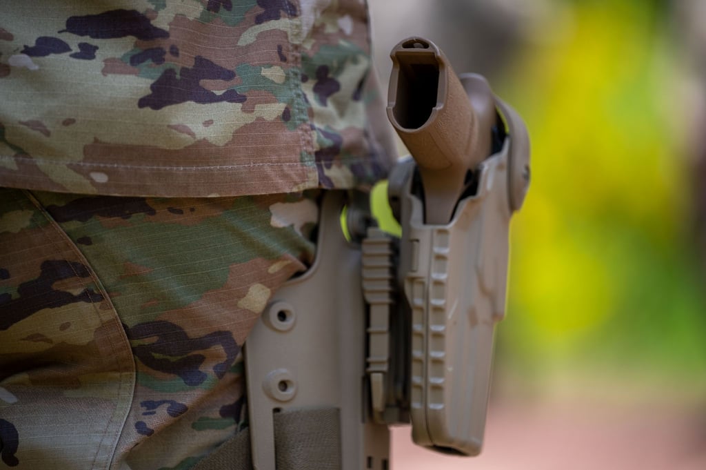 Ein Soldat steht ohne Magazin in seiner Waffe bei einer Übung auf einem Truppenübungsplatz.