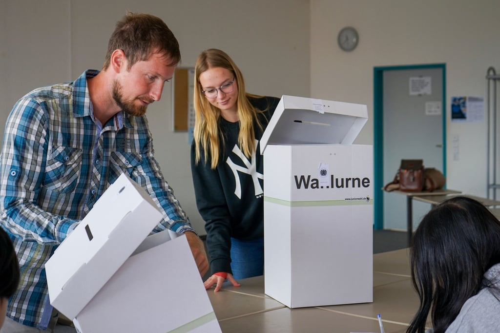 Lehrer Tom Mocker und Schülerin und Wahlvorsteherin Marielle Reetz bei der Auszählung der Stimmen für die Juniorwahl im Professor-Friedrich-Förster-Gymnasium in Haldensleben.