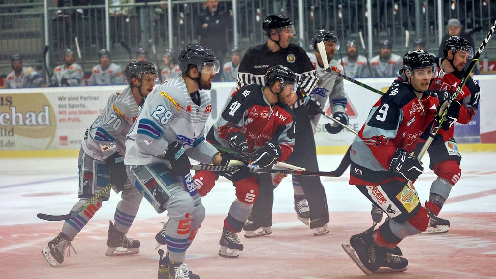 Die Saale Bulls beim ersten Saisonspiel gegen die Moskitos Essen.