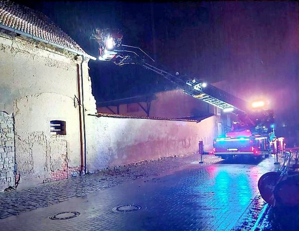 In der Kirchstraße in Atzendorf wurde das Dach einer Scheune vom Blitz getroffen worden.