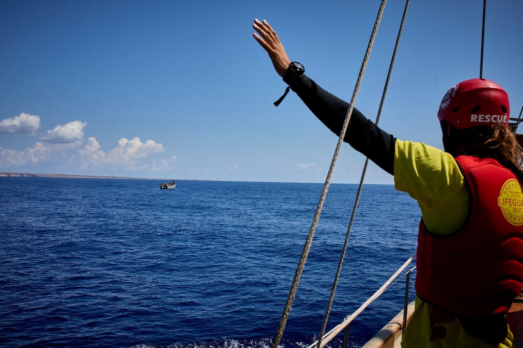 Ein Mitglied der NGO „Open Arms“, die immer wieder Menschen aus dem Mittelmeer rettet, gestikuliert an Bord des Schiffes „Astral“.