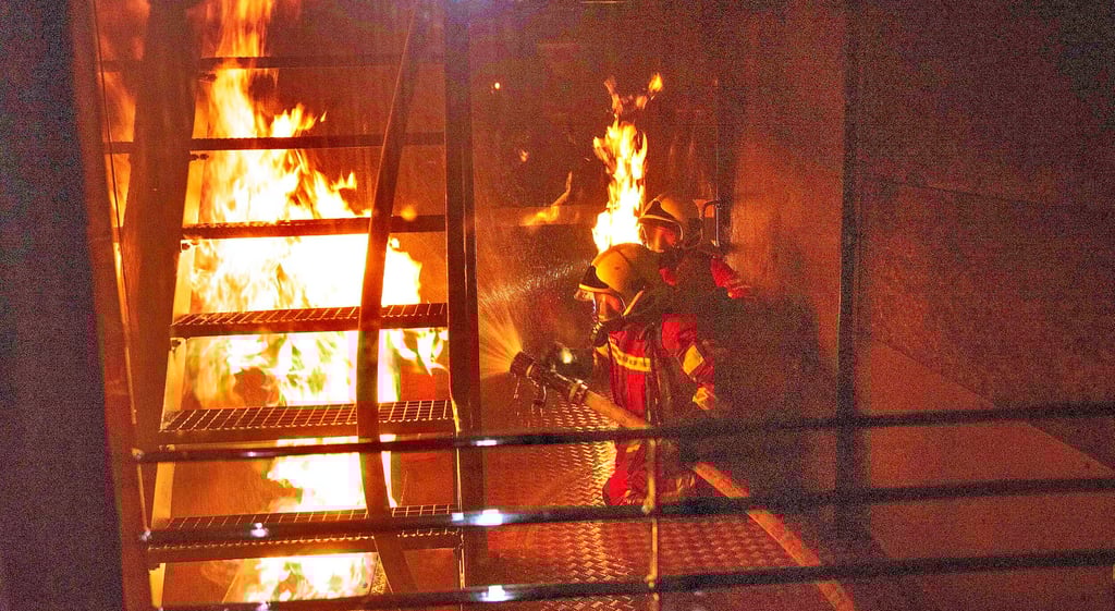 Feuer oben, Feuer unten, Flammen links und rechts. Bei der Übung im Brandcontainer waren die Feuerwehrleute stark gefordert.