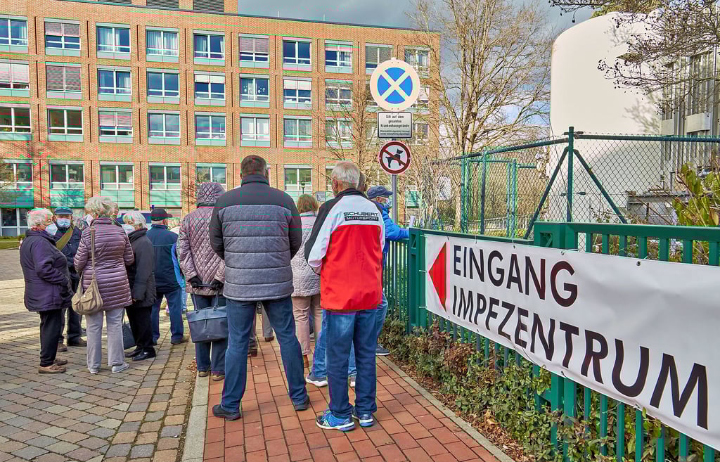 Warten vor dem Impfzentrum in Staßfurt - so etwas wird es künftig nicht mehr geben. Denn in zwei Tagen gehen dort die Lichter aus.