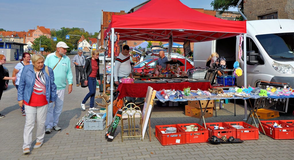 Am Fußweg in der Uferstraße waren die ersten Stände aufgebaut. Somit wurde die Laufkundschaft aufmerksam auf den Flohmarkt. Die Vereinsmitglieder wollen das Angebot etablieren. Nächster Flohmarkt ist am 31. Oktober.