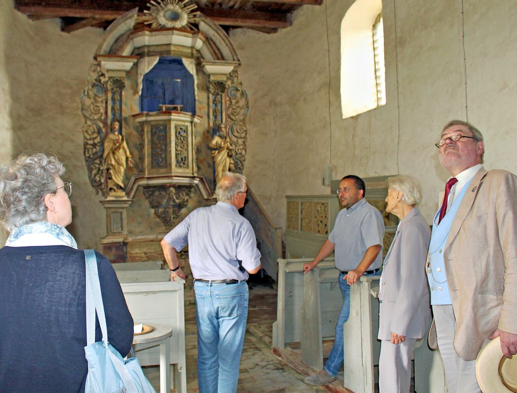 Aus Hamburg und Berlin empfing Pfarrer Albrecht Lindemann Gäste in der Kermener Kirche: Die Familien Schröder und Flößner hatten die Sanierung der Kermener Kirche mit einer Geldspende unterstützt.