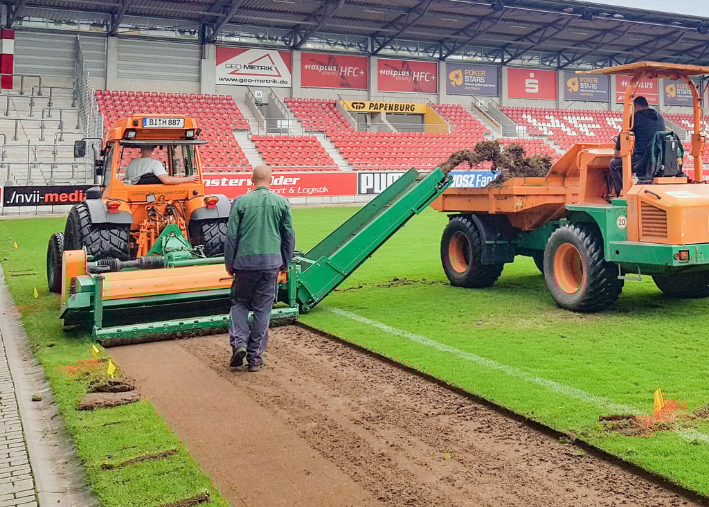 Mit einer Fräsmaschine wird am Montag der alte Rasen im Leuna-Chemie-Stadion entfernt.