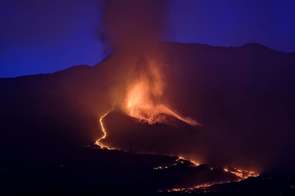 Der Vulkan Cumbre Vieja auf La Palma stößt Lava aus. Die Lavamassen nähern sich inzwischen dem Meer. In den betroffenen Ortschaften dürfen die Menschen ihre Häuser nicht mehr verlassen.