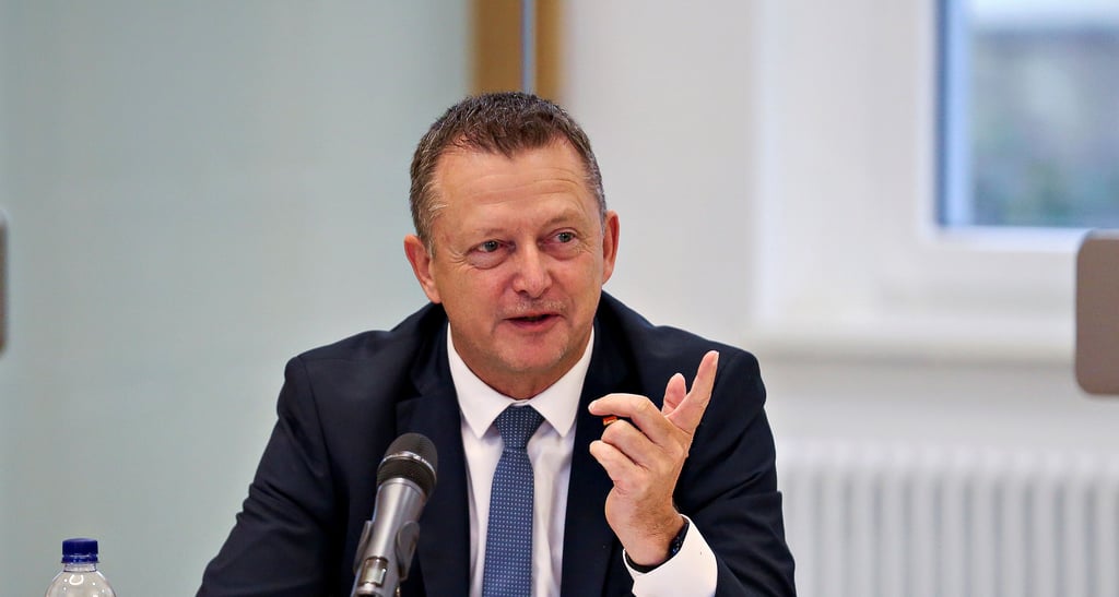 Dieter Stier hat am Wahlabend bis zuletzt auf Rückenwind durch die Briefwahlstimmen gesetzt - und das Rennen noch knapp gewonnen.
