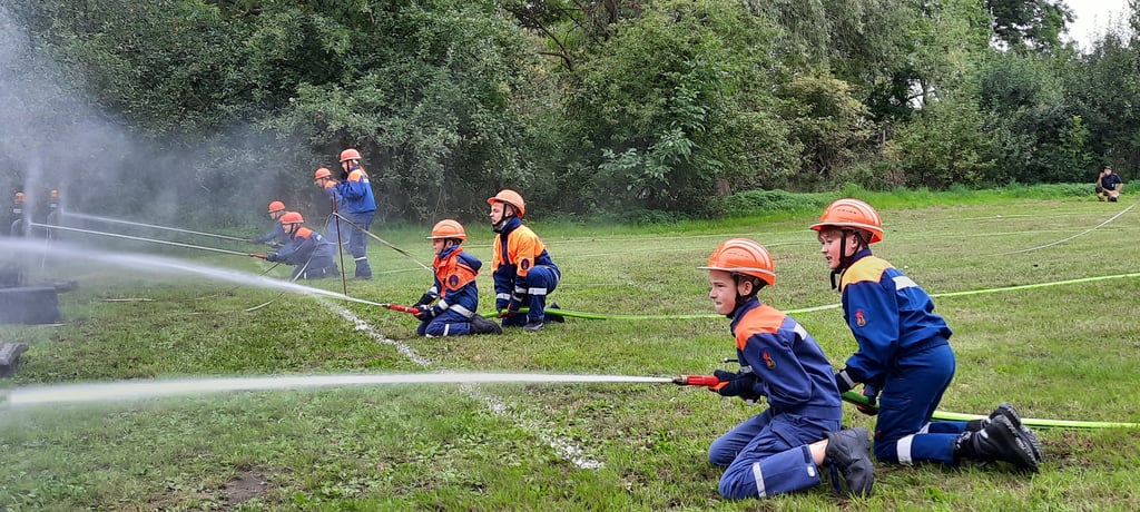 26. Pokallauf der Jugendwehren im Löschangriff Nass in Wernstedt, hier sind die Mannschaften aus Wernstedt und Dannefeld I beim Zielspritzen aktiv.