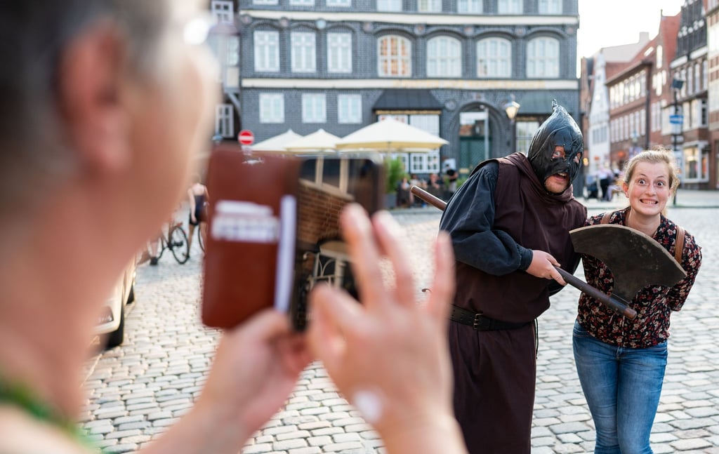 In seiner braunen Kutte führt der Scharfrichter Meister Hans durch die Altstadtgassen von Lüneburg.