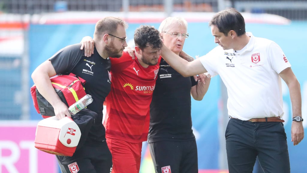 Aaron Herzog fehlt dem Halleschen nach seinem Kreuzbandriss lange. Hier wird der Mittelfeldmann von Trainer Florian Schnorrenberg getröstet.