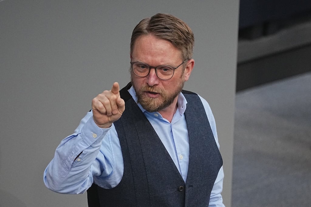 Jan Korte (Die Linke) spricht in der Sitzung des Bundestags.