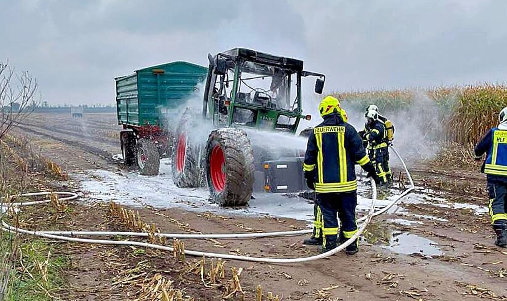 In Flammen stand ein Traktor zwischen Baasdorf und Reinsdorf.
