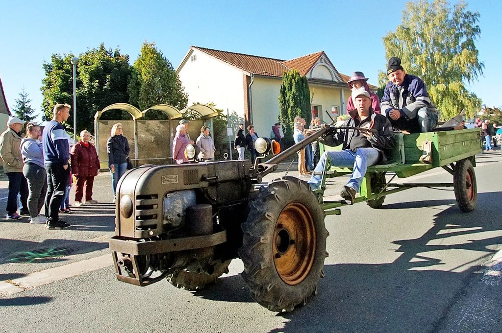 Auch ungewöhnliche Zugmaschinen der Landwirtschaftsgeschichte sind im Umzug auf der Kreisstraße zu sehen.