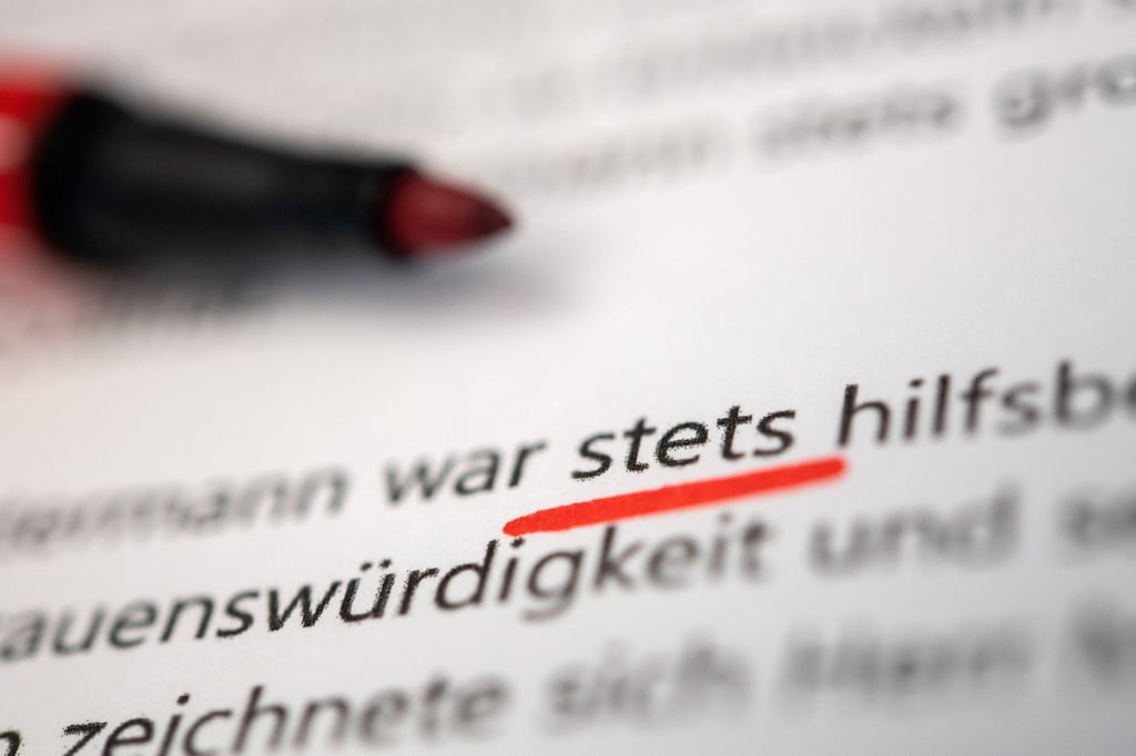 War der Zeugnisempfänger hilfsbereit oder sogar stets hilfsbereit? Es lohnt sich, bei Arbeitszeugnissen genau auf die verwendeten Formulierungen zu achten.