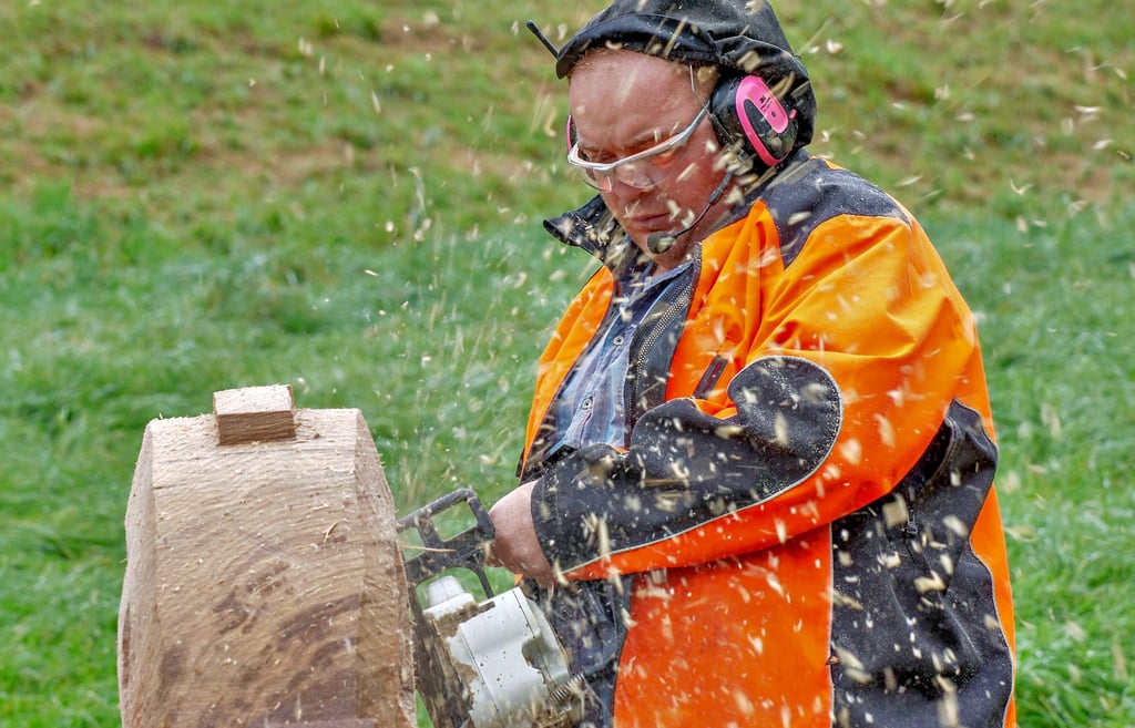 Holzbildhauen ist eine Arbeit, für die man besser ins Freie gehen sollte.