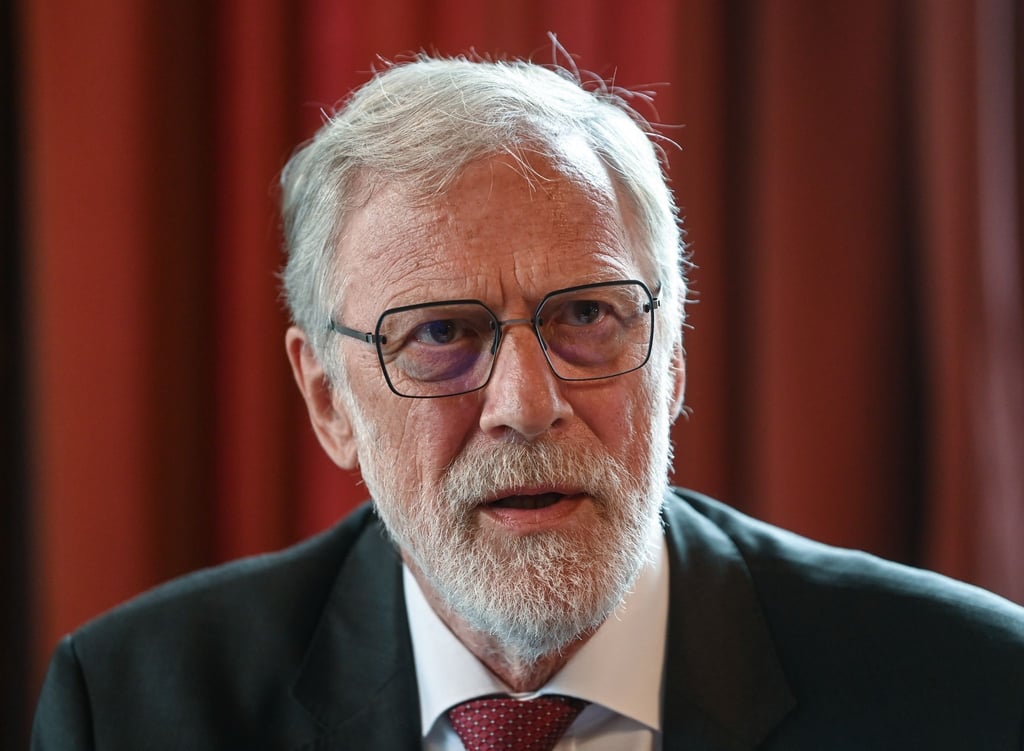 Rainer Robra (CDU) schaut in die Runde.