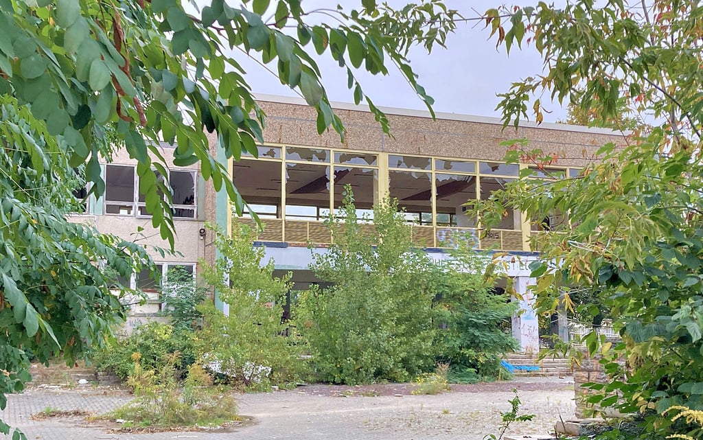 Einst ist das Objekt am Brunnenstieg als Schule genutzt worden, mittlerweile ist es baufällig. 2017 wechselte das Gebäude den Besitzer und soll nach wie vor saniert werden.