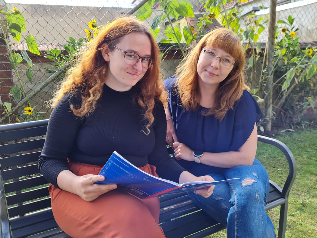 Emy Majkowski (l.) macht eine Ausbildung zur Sozialassistentin und verbringt ihr Jahrespraktikum im Genthiner Jugendhaus Thomas Morus. Streetworkerin Doreen Giese steht ihr im Arbeitsalltag zur Seite.