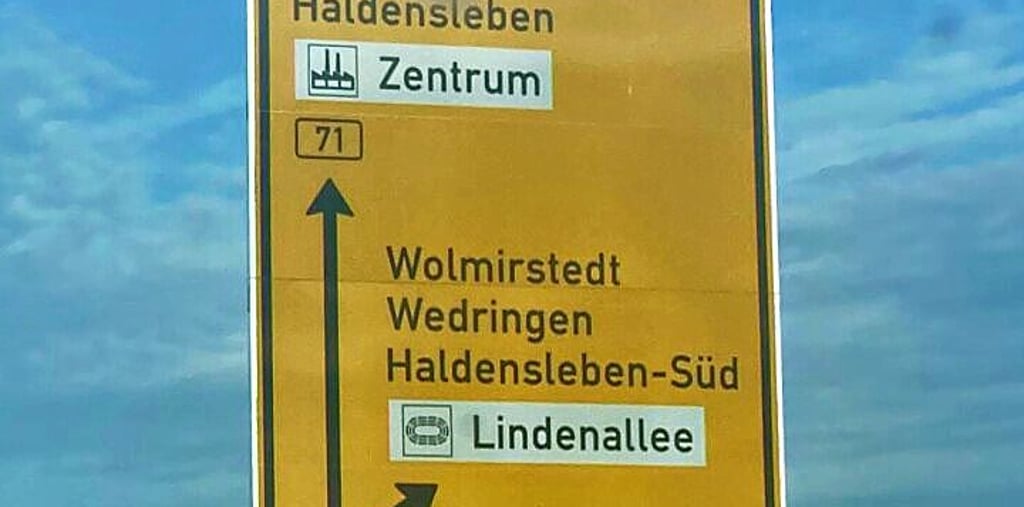 Wer mal einen geschlossenen Sportplatz live und in Farbe sehen möchte, folge bitte dieser Beschilderung.