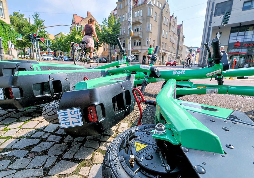 Umgestürzte E-Roller an der Ecke Bernburger Straße/Mühlweg