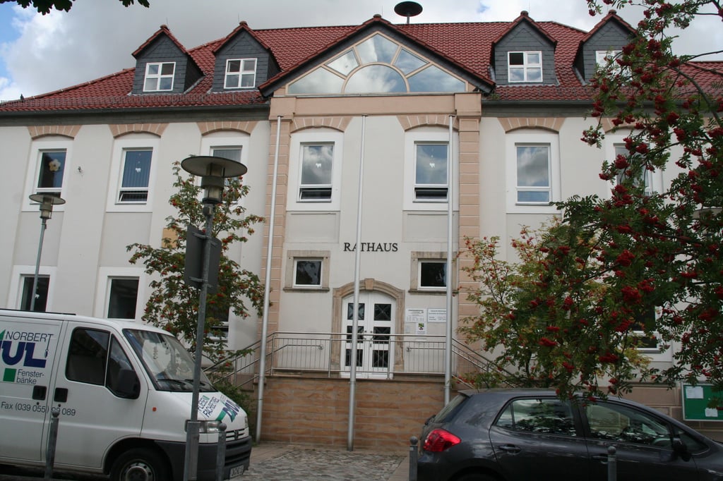 Eine neue Türanlage am Rathaus in Weferlingen sorgt für Unmut bei den Einwohnern im Ort.