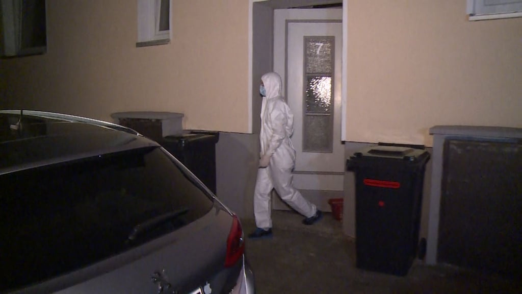 Nach der Tat sichert ein Ermittler der Polizei Spuren.