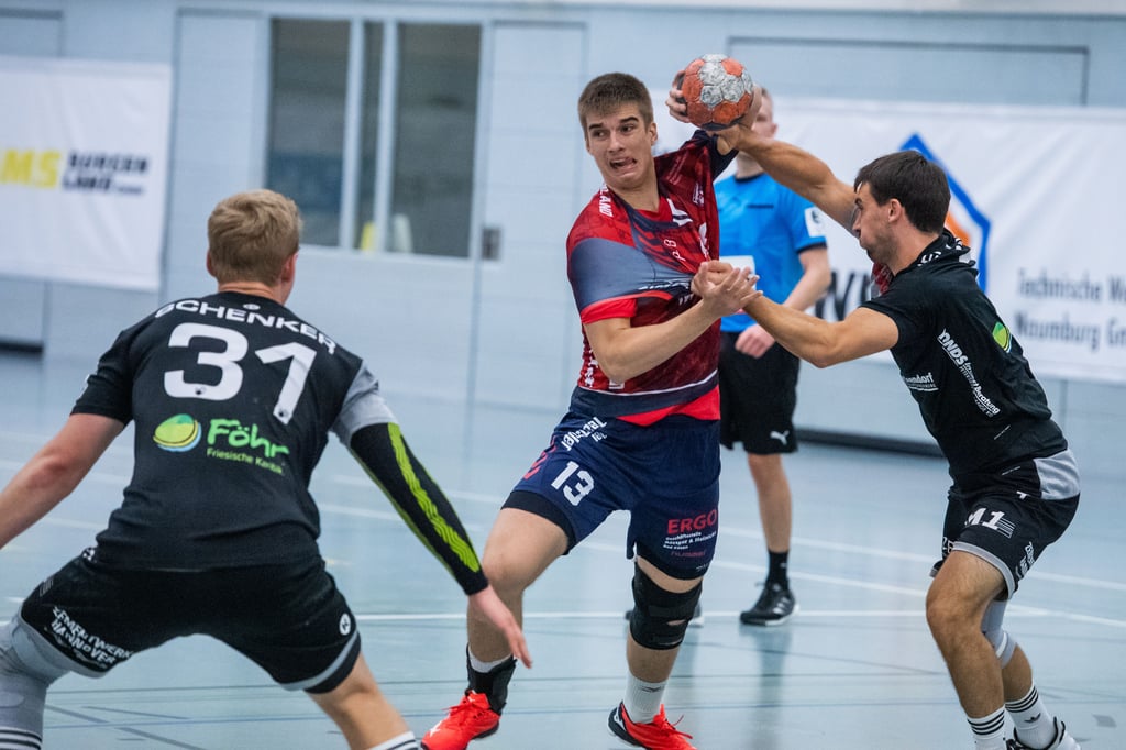Die Handballer des HC Burgenland im Spiel gegen Hannover in Hohenmölsen.