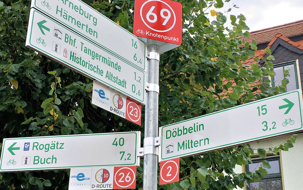 Nicht nur die rot-weißen Schilder und die im unteren Bereich angebrachte Übersichtskarte weisen dem Radfahrer künftig den Weg. Auch die Orts- und Kilometerangaben sollen weiterhin an den Knotenpunkten zu lesen sein.