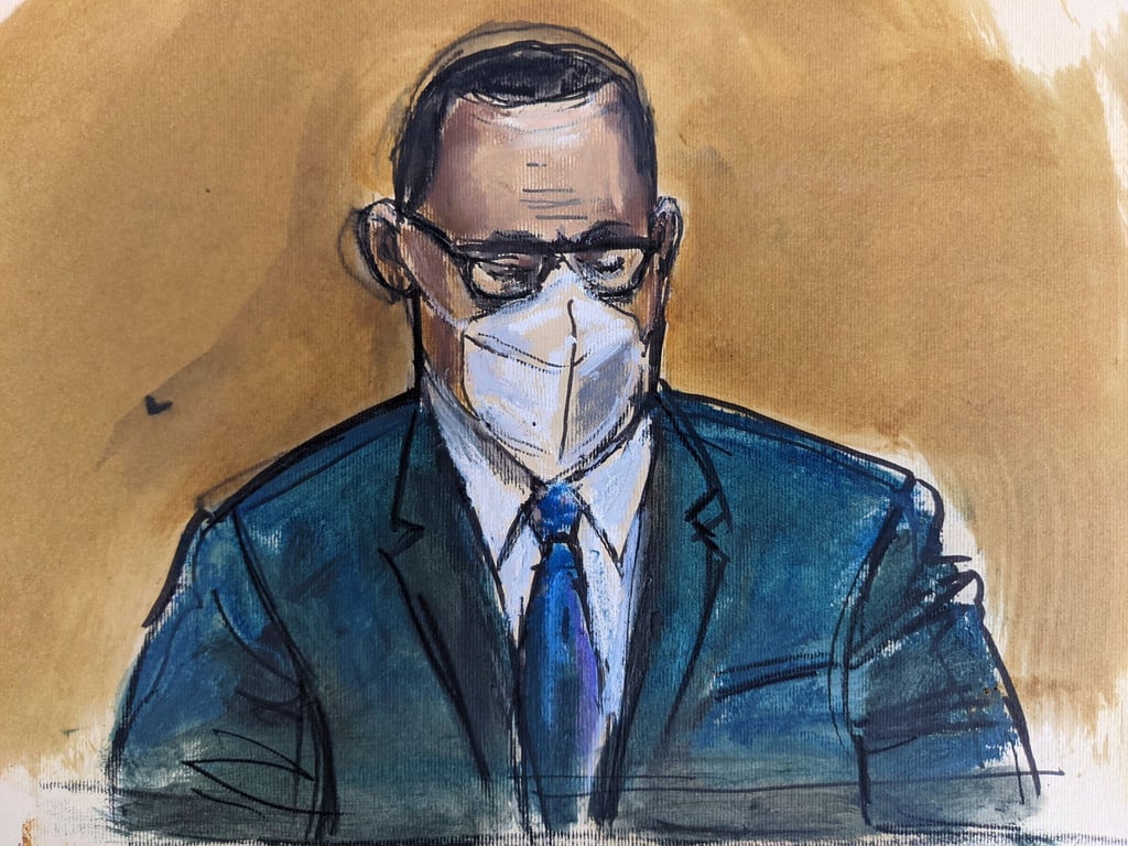 In dieser Skizze des Gerichtssaals hört R. Kelly zu, als der Vorsitzende der Jury das Urteil verliest.