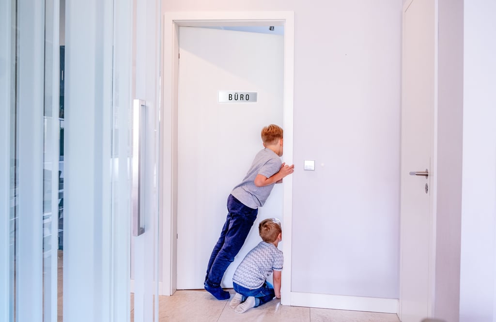 Die Kinder sind gelangweilt, doch die Tür zum Homeoffice muss zu bleiben - in Lockdown-Zeiten wurde gerade Eltern viel abverlangt.