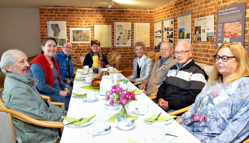 An der Kaffeetafel plauderten sie auf Einladung von Pfarrerin Catharina Janus (2. von links) über alte Zeiten: Wilhelm Velten, Wolfgang Hellwig, Maria Zohm, Hilla Ladwig, Ernst Busse und Werner Leuchtenberg (von links).