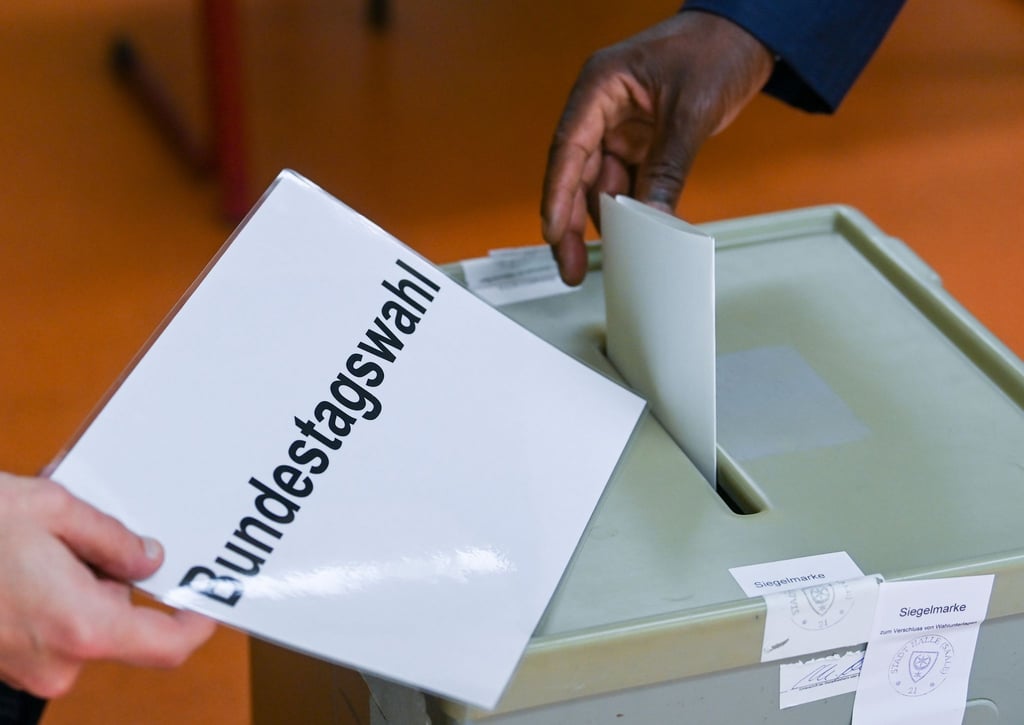 Ein Wähler wirft in einem Wahllokal in Halle/Saale seinen Stimmzettel in die Wahlurne.
