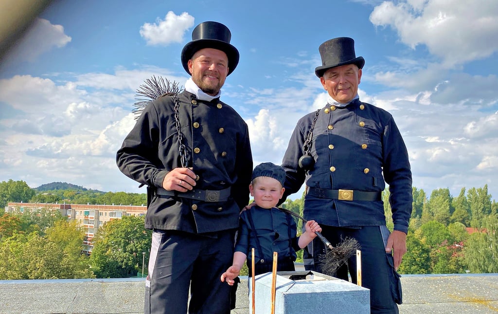 Drei Generationen auf einem Dach: Markus Kirchner (links) mit seinem Sohn Luis und seinem Vater Volkmar.