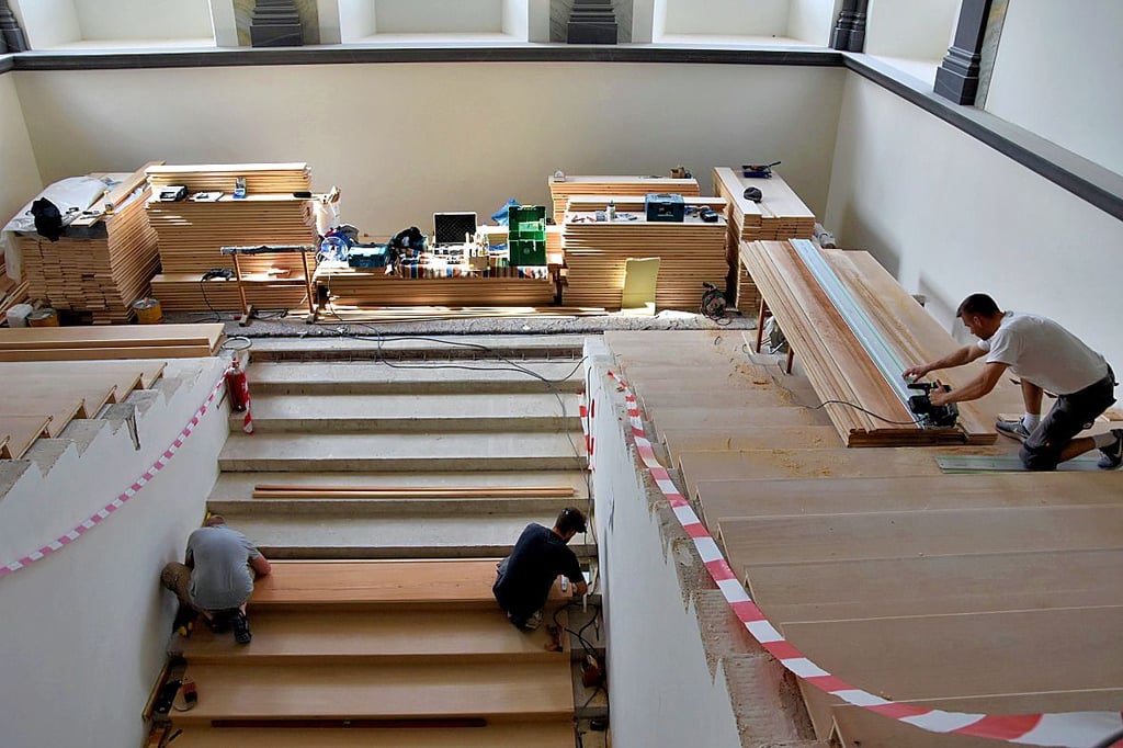 Derzeit sind die Tischler im Schloss fleißig bei der Sache und arbeiten die Treppenstufen zum Hauptsaal aus Holz auf.