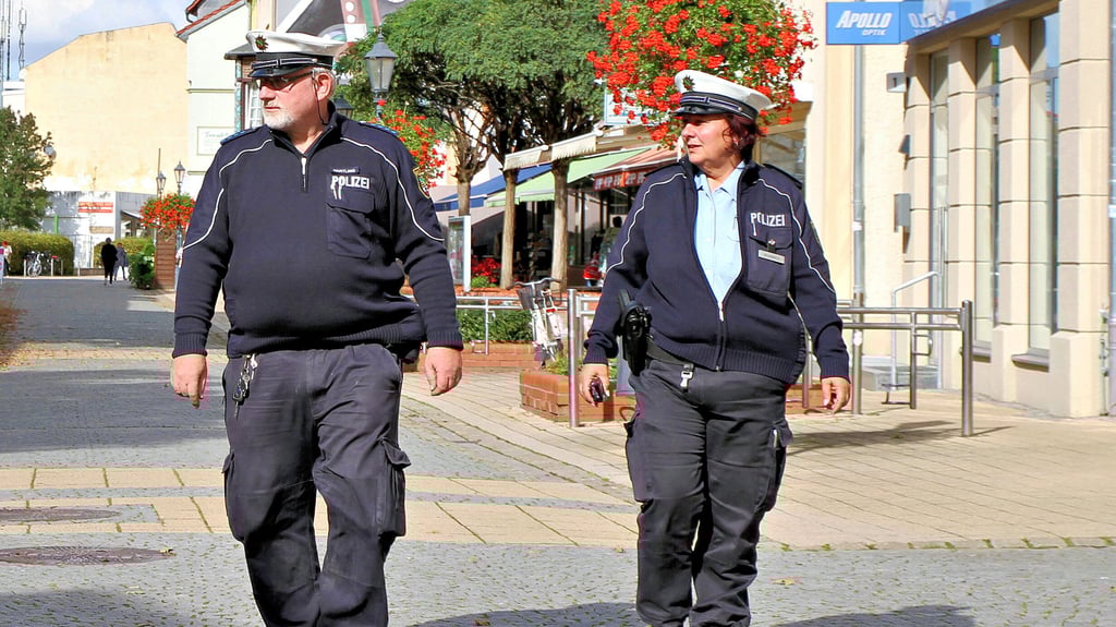 Peter Hartling und Simone Baumbach, zwei, wie das Ostkind sagen würde, „Abschnittsbevollmächtigte“. Beide haben einen Beruf, den sie als Berufung sehen, und sie sind nun auch regelmäßig im Rathaus zu Gast.