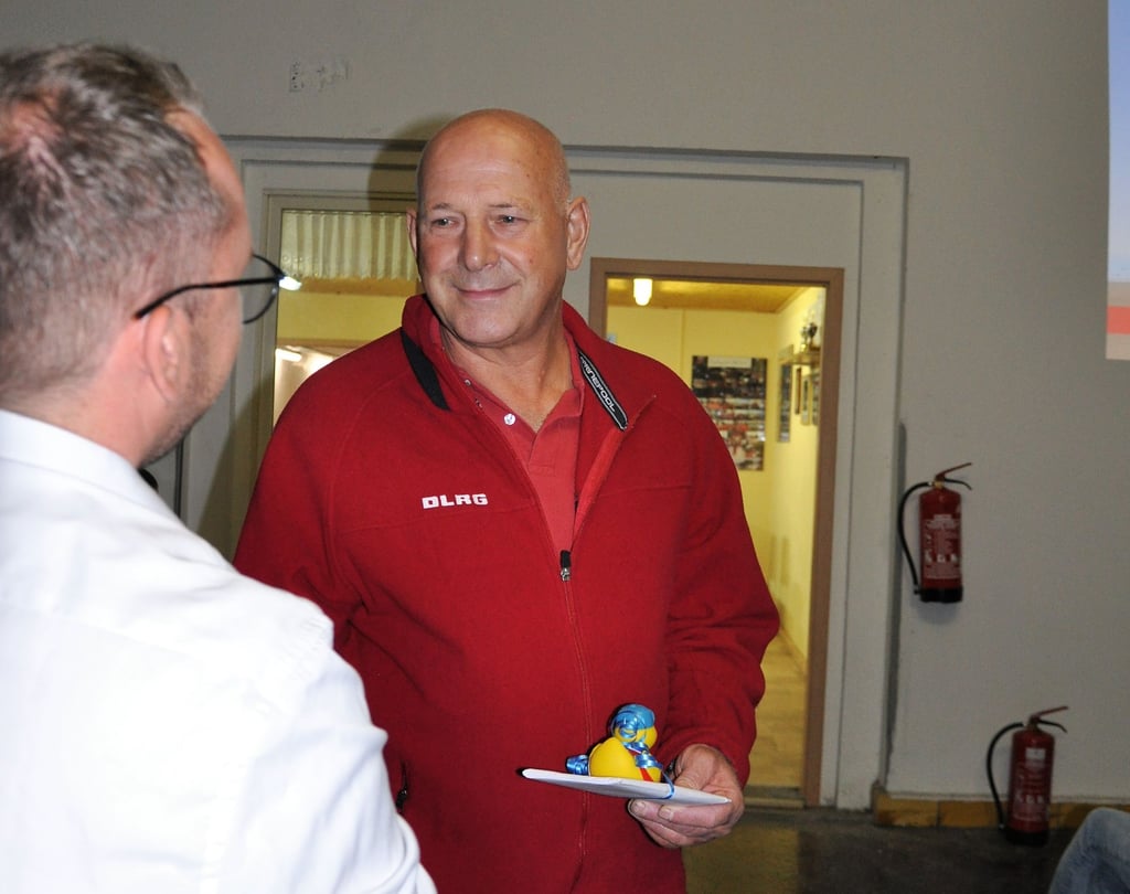 Lars Borngräber bedankte sich bei Günter Benke für dessen langjähriges Engagement als Leiter der Zerbster DLRG-Ortsgruppe.