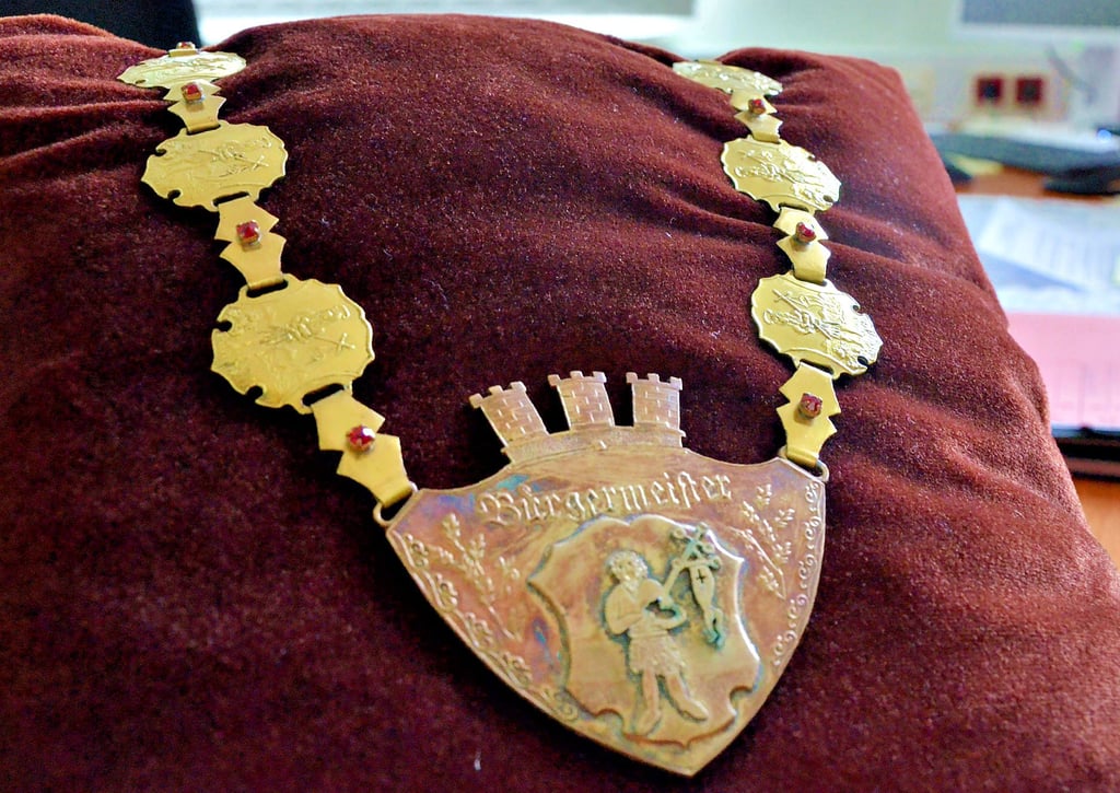 Die Amtskette des Oberbürgermeisters der Stadt Staßfurt auf dessen Schreibtisch im Rathaus. Wer stellt sich im März 2022 zur Wahl? Sven Wagner will definitiv noch einmal kandidieren, auch Ex-Bürgermeister René Zok ist im Gespräch.