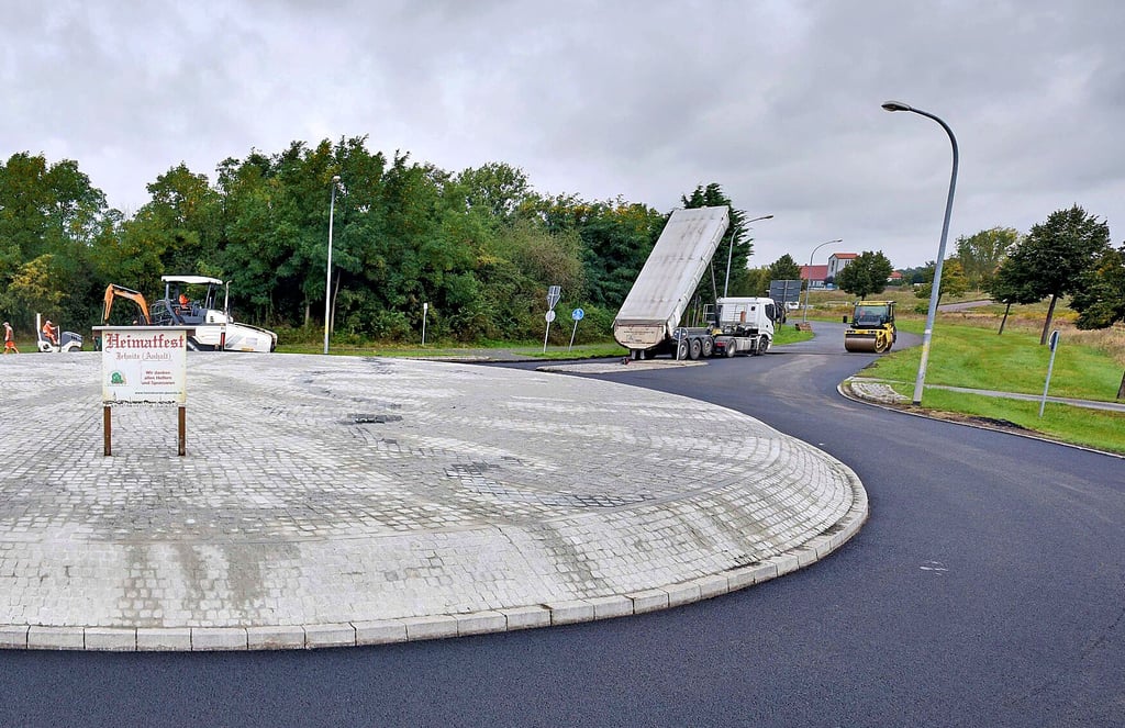 Der neue Kreisel westlich von Jeßnitz - hier sollen die Steine stehen.