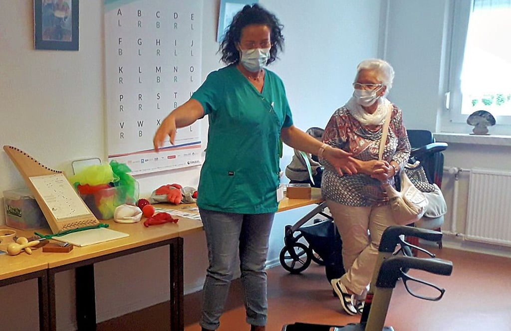 Kathrin Fischer zeigt den Interessierten, wie man sich mit den Gästen der Tagesstätte in Stendal spielerisch beschäftigen kann