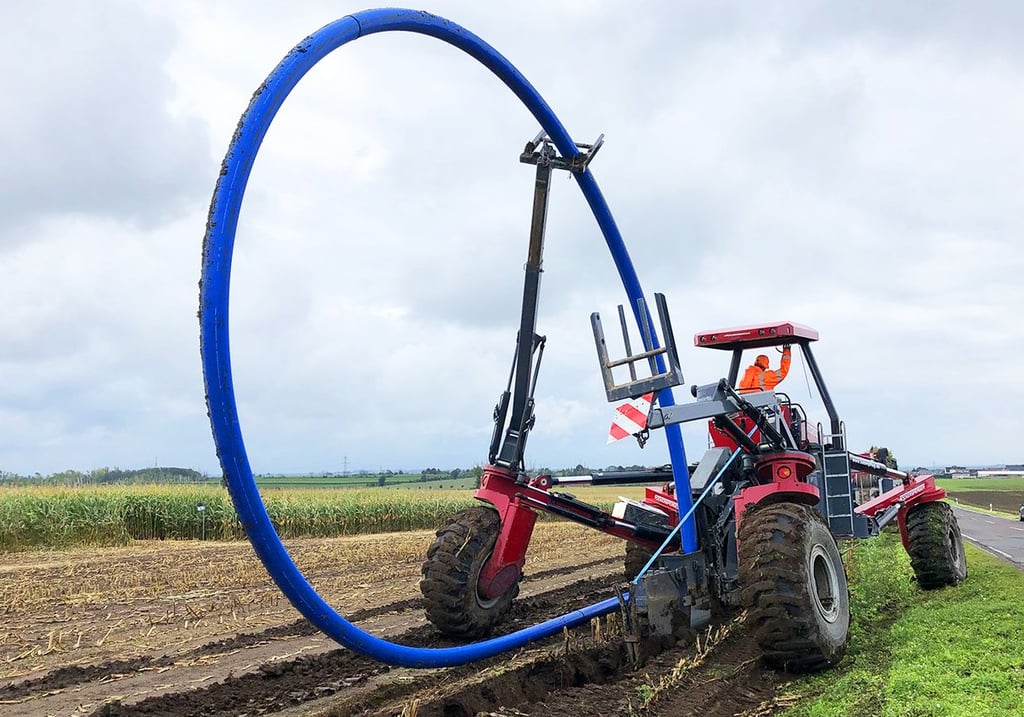 Der Leitungspflug bringt die neuen Fernwasserrohre zwischen Schafstädt und Langeneichstädt 1,50 Meter tief in die Erde.