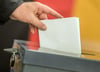 Ein Wähler wirft seinen Stimmzettel in die Wahlurne.