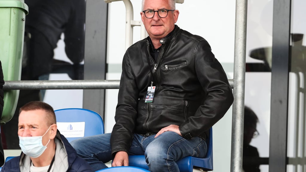 HFC-Präsident Jens Rauschenbach verfolgt ein Spiel des HFC:  Tritt  Rauschenbach ohne Satzungsänderung  überhaupt noch enmal zur Wahl an?