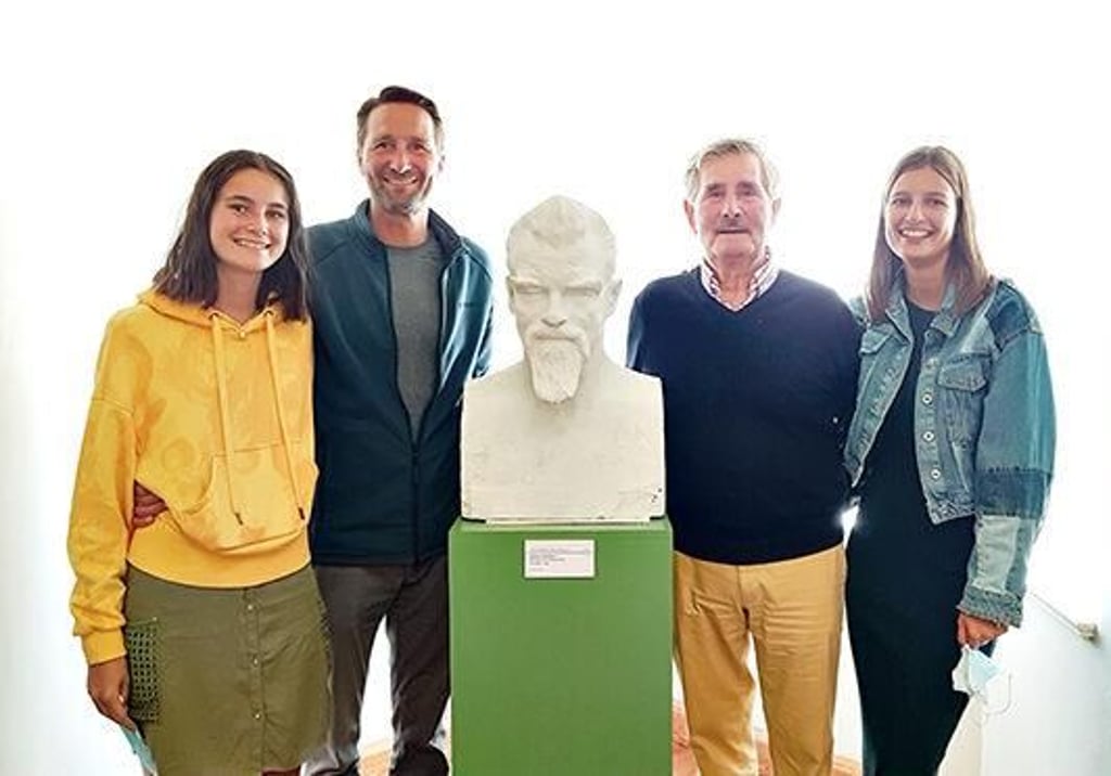 Verspäteter Besuch in Großjena: Antonia Marie Klinger (v.l.), Norman Heinz Klinger, Heinz Max Klinger und Anna Sophie Klinger wollten sich bereits zum 100. Todestag Max Klingers auf den Weg an die Unstrut begeben. Corona hatte den Plan durchkreuzt.