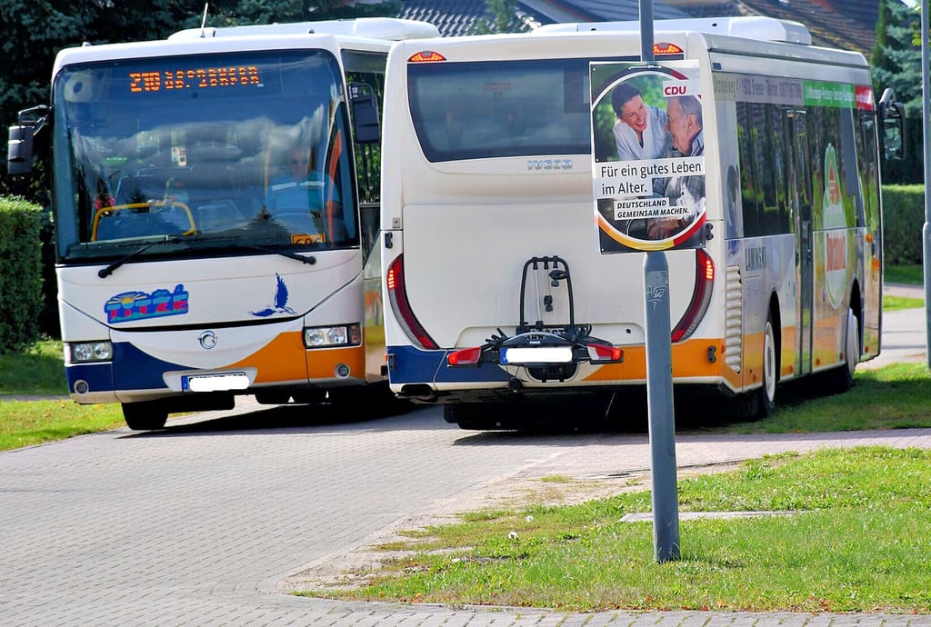 Alte Poststraße: Mindestens ein Bus muss im Begegnungsverkehr ausweichen. Auf dem Randstreifen wächst teilweise kein Gras mehr.