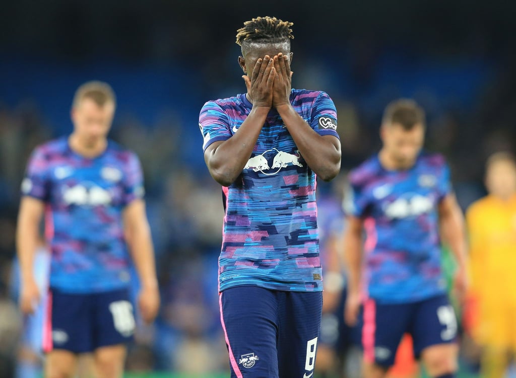 Leipzigs Mittelfeldspieler Amadou Haidara verläßt nach Spielende mit seinen Mannschaftskameraden enttäuscht das Spielfeld.