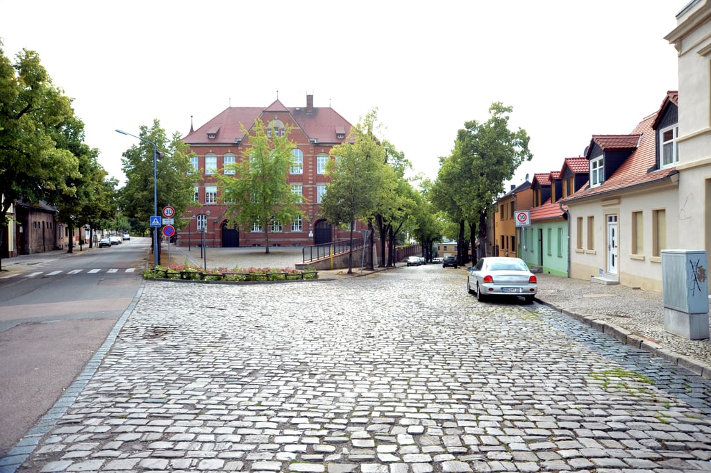 Blick auf die Grundschule Johann Wolfgang von Goethe an der Waisenhausstraße in Bernburg